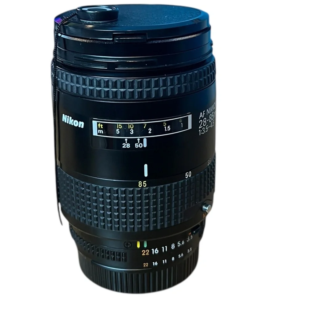 Nikon AF Nikkor 28–85mm f/3.5–4.5 Lens w/ Tokina UV 62mm Filter & Case Japan